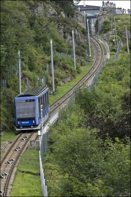 Два вагончика фуникулера Fløibanen уже более 100 лет доставляют людей на вершину горы.