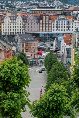 Тропа с вершины горы Флёйен постепенно выводит к центру города, открывая виды на Берген с разных ракурсов.