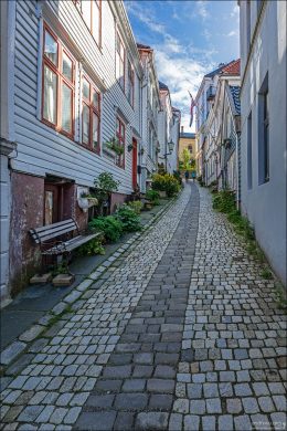 Типичный рабочий и ремесленный район старого Бергена, где жили моряки, докеры, мелкие торговцы.