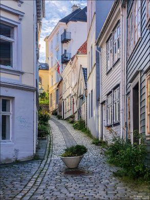 Старый жилой район Бергена с крутыми подъемами.