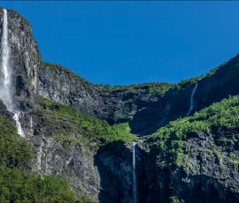 Водопад Kjelfossen берет начало на плато над долиной Nærøydalen. Основная часть водопада состоит из нескольких отчетливых ярусов, где вода свободно падает с отвесных скал, прежде чем достичь дна долины.