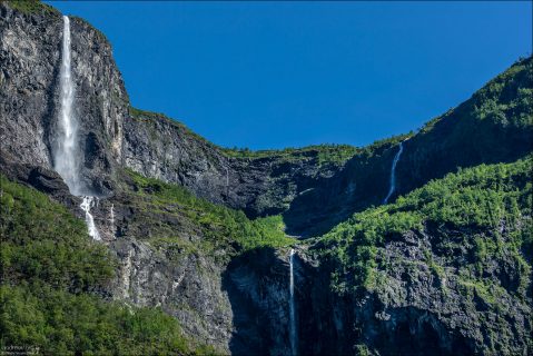 Водопад Kjelfossen берет начало на плато над долиной Nærøydalen. Основная часть водопада состоит из нескольких отчетливых ярусов, где вода свободно падает с отвесных скал, прежде чем достичь дна долины.