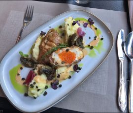 Ужин в ресторане Gudvangen seafood restaurant: филе удильщика, бекон, жареные каперсы и картофельное пюре.