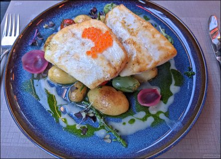 Ужин в ресторане Gudvangen seafood restaurant: филе палтуса, зеленые помидоры черри, и лимонный соус с овощами.