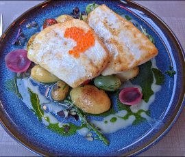 Ужин в ресторане Gudvangen seafood restaurant: филе палтуса, зеленые помидоры черри, и лимонный соус с овощами.