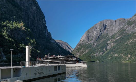 Полностью электрический катамаран Future of the Fjords из углепластика. Вместимость 400 пассажиров. Его форма напоминает горную тропу или серпантин, по которому можно гулять вверх по палубам.