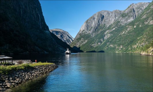 Самое узкое место Нэрёйфьорда (Nærøyfjord).