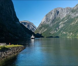 Самое узкое место Нэрёйфьорда (Nærøyfjord).