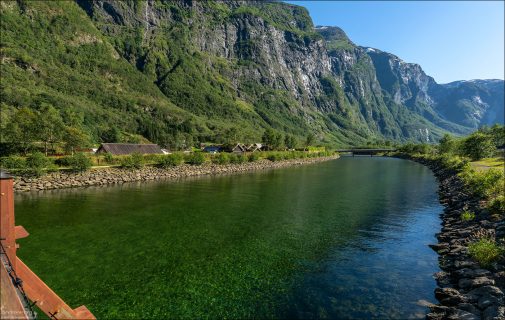 Река Нерёйдалсельви протекает по ущелью, в котором находится деревня Гудванген. Входит в число 450 рек Норвегии, на которых возможна платная ловля дикого лосося. Сезон ловли — с июля до сентября.