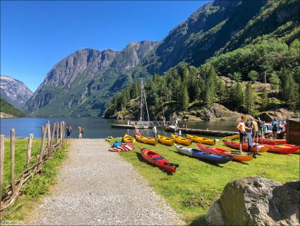 Перед сплавом на каяках по фьорду Nærøyfjord.