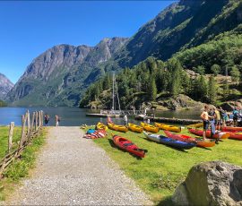 Перед сплавом на каяках по фьорду Nærøyfjord.