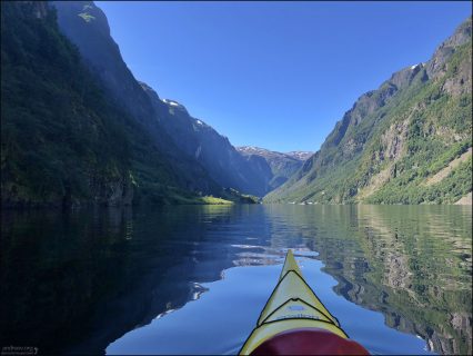 Протяженность Нерёй-фьорда составляет около 17 км, а ширина в самом узком месте всего 250 метров.