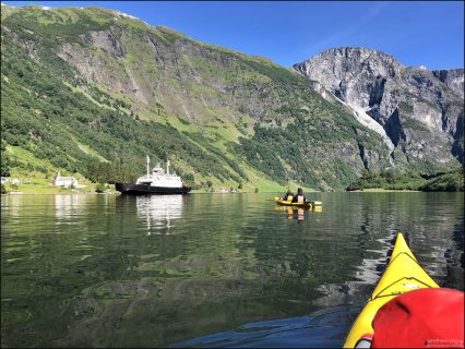Встречное судно. Разворачиваем каяки носами к набегающей приливной волне.