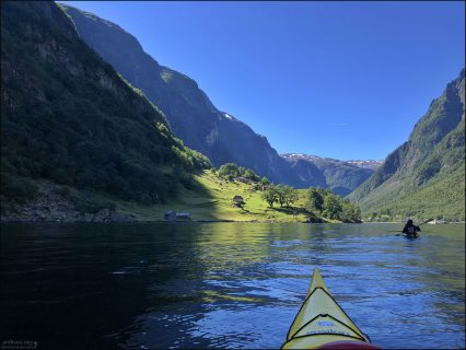 Некоторые фермы, прилепившиеся к склону горы, можно увидеть только с воды.