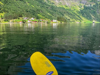 Bakka — крошечная деревня в коммуне Эурланн, Норвегия. Она расположена на западном берегу Нерёй-фьорда, примерно в 5 километрах к северу от деревни Гудванген.