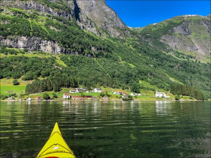 Пикник на воде с видом на деревню Bakka в Нерёй-фьорде.