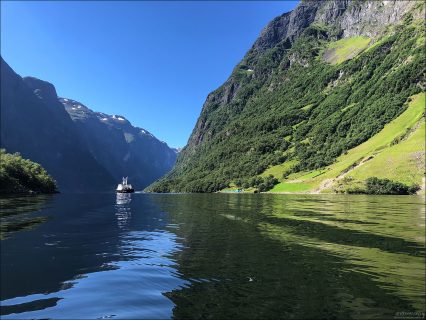 Нерёй-фьорд окружён отвесными скалами, высота которых достигает 1700 метров.