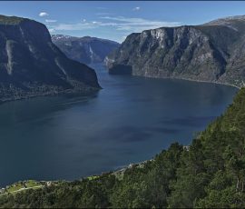 Обзорная точка над деревней Aurlandsvangen прямо на фьорд Aurlandsfjord.