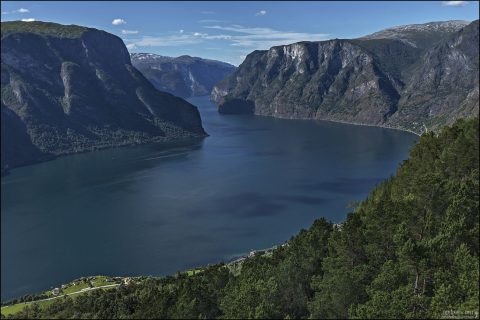 Обзорная точка над деревней Aurlandsvangen прямо на фьорд Aurlandsfjord.