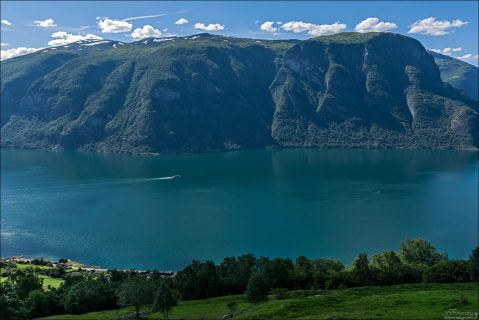 Аурландсфьорд (норв. Aurlandsfjorden) — это ответвление более крупного Согнефьорда. Для него характерны отвесные скалы, возвышающиеся более чем на 1400 метров над уровнем моря и уходящие глубоко в воды фьорда.