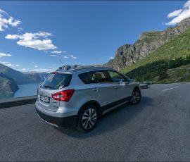Арендованная Suzuki S-Cross Hybrid в начале Снежной дороги Aurlandsfjellet.