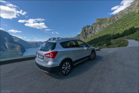 Арендованная Suzuki S-Cross Hybrid в начале Снежной дороги Aurlandsfjellet.