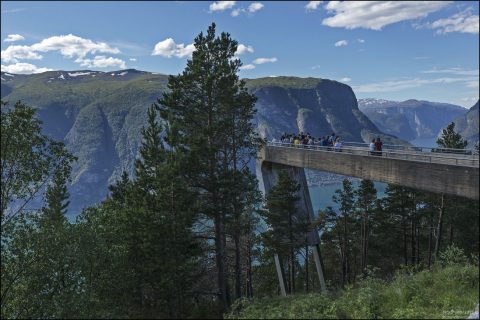 Stegastein — смотровая площадка над деревней Aurlandsvangen, около 650 метров над фьордом.