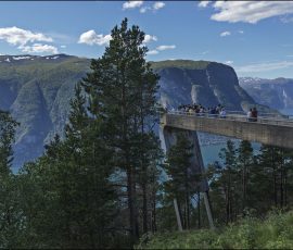 Stegastein — смотровая площадка над деревней Aurlandsvangen, около 650 метров над фьордом.