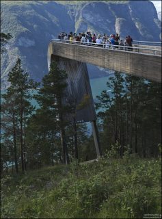 Смотровая площадка Стегастейн выступает на 30 метров над фьордом. В конце — стеклянная панель, за которой уже только воздух. Служит примером того, как современная архитектура может дополнять природный ландшафт, не подавляя его.