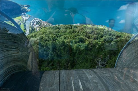 Минималистичный дизайн смотровой площадки Стегастейн представляет собой изогнутую деревянную платформу со стеклянным ограждением, выступающую от горного склона и создающую эффект полного погружения в окружающую панораму.