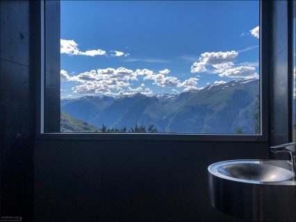 Окно в туалете на смотровой площадке Стегастейн, с видом на миллион долларов :)