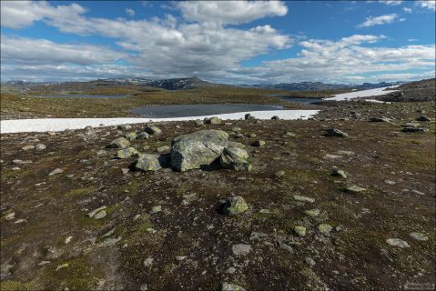 Скалистая высокогорная пустыня вдоль дороги Aurlandsfjellet, где снег лежит даже летом.