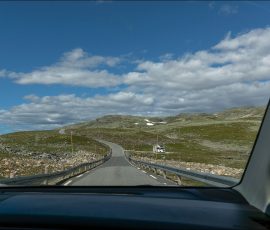 Aurlandsfjellet (Снежная дорога) — «национальная туристическая дорога»: сам переезд — это главная достопримечательность, требующая времени на остановки для фото.