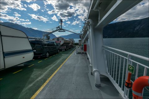 На пароме Fodnes — Mannheller через Согнефьорд. Обслуживаемое компанией Norled, это сообщение настолько частое, что большинству путешественников нет необходимости сверяться с фиксированным расписанием.