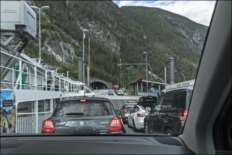 Съезд с парома в терминале Маннхеллер. Оживленный транспортный узел, через который ежедневно проходит около 2188 транспортных средств, пересекающих фьорд.