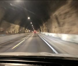 Amlatunnelen (Туннель Амла) — это автомобильный туннель длиной 2969 метров, расположенный в коммуне Согндал (Норвегия).
Западный портал туннеля выходит непосредственно к паромному причалу Маннхеллер. Эта уникальная конструкция позволяет использовать въездную часть туннеля в качестве продолжения зоны ожидания парома: внутри скального массива предусмотрено достаточно места для размещения примерно 100 автомобилей на разделенных полосах движения.