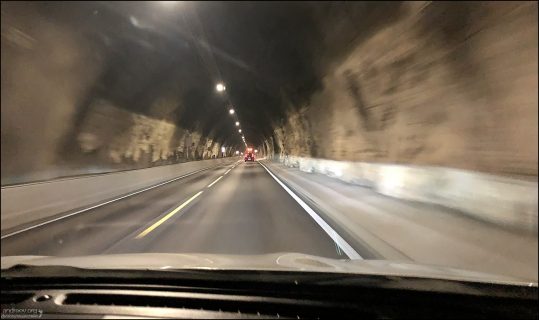 Amlatunnelen (Туннель Амла) — это автомобильный туннель длиной 2969 метров, расположенный в коммуне Согндал (Норвегия).
Западный портал туннеля выходит непосредственно к паромному причалу Маннхеллер. Эта уникальная конструкция позволяет использовать въездную часть туннеля в качестве продолжения зоны ожидания парома: внутри скального массива предусмотрено достаточно места для размещения примерно 100 автомобилей на разделенных полосах движения.