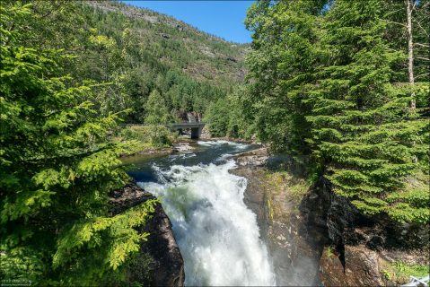 Водопад на реке Stranda river. Вдоль неё проходят зиплайны и веревочные трассы парка.