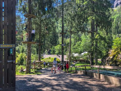 Допуск на различные трассы веревочного парка определяется ростом участника, а не его возрастом. Человек должен быть не ниже 140 см, и весить не больше 120 кг.