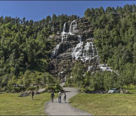 Каскадный водопад Tvindefossen высотой около 116 метров.