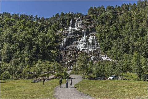 Каскадный водопад Tvindefossen высотой около 116 метров.