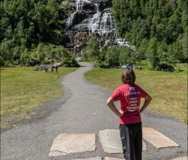 Водопад Tvindefossen виден прямо с парковки у трассы E16 по дороге в сторону Флома.