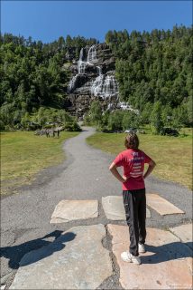 Водопад Tvindefossen виден прямо с парковки у трассы E16 по дороге в сторону Флома.