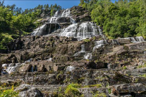 Водопад Tvindefossen не падает одной струёй, а распадается на десятки тонких потоков, словно занавес. Классический «открыточный» норвежский водопад.