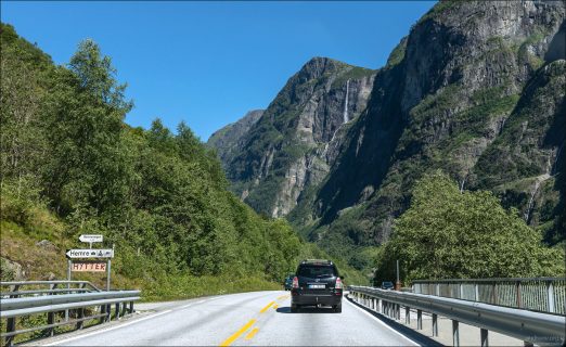 Трасса E16 — главная дорога через горы к фьордам. Она соединяет запад страны с востоком и ведёт от Берген через Восс в сторону Осло.