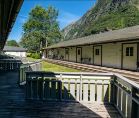 В отеле Gudvangen Fjordtel 37 номеров, в том числе семейные апартаменты с кухней (как здесь).