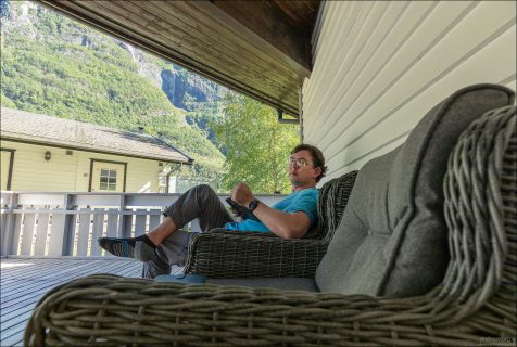 На террасе номера в отеле Gudvangen Fjordtel, западная Норвегия.