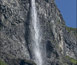 Kjelfossen - один из самых высоких водопадов Норвегии, около 755 метров.