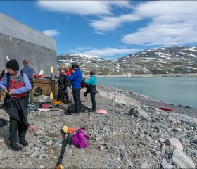 Готовимся к сплаву на берегу ледникового озера Styggevatnet.