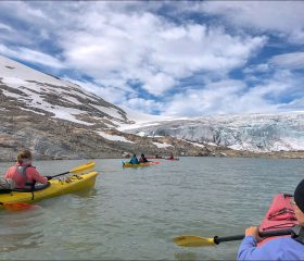 Во время каякинга по ледниковому озеру обязательны сухие костюмы/термозащита. Цена ошибки высокая (переворот — уже экстремальная ситуация).